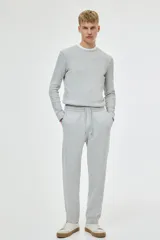 Pantalón de jogging gris claro en felpa de mezcla de algodón, con cintura elástica ajustable con cordón, bolsillos laterales y puños acanalados. Corte estándar.