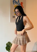 Minifalda plisada de tiro bajo con estampado de cuadros en tonos marrones y beige.