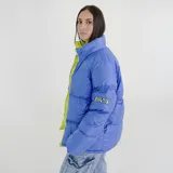 Campera puffer reversible de color negro con acabado brillante. Presenta cuello alto, cierre frontal y un diseño interior con estampado animal print. Incluye logo de la marca en la manga.