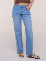 Jean wide leg tiro medio confeccionado en mezcla de algodón, poliéster, rayón y elastano, de color azul claro, con diseño de cinco bolsillos y cierre frontal con botón y cremallera.