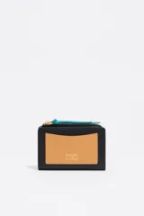 Billetera compacta de cuero vacuno en color negro, con cierre superior metálico dorado y logo de la marca estampado en el frente.