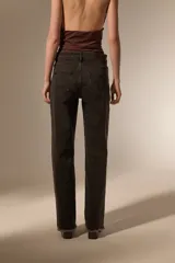 Pantalon de jean azul de corte recto y calce medio, con bordados de estrellas y detalles de pequeñas tachas.