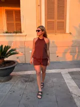 Short color marrón, con diseño abullonado y cintura elástica fruncida.