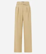 Pantalón de vestir color beige, de corte recto, con cintura alta, trabillas y cinturón cruzado. Presenta pliegues delanteros y bolsillos laterales.