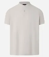 Polo de hombre de manga corta, color beige claro, con cuello mao y tapeta de dos botones.