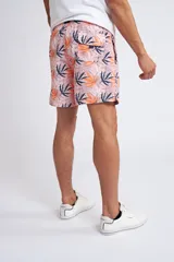 Short de baño con cintura elástica y cordón ajustable, confeccionado en tela ligera de secado rápido. Presenta un estampado botánico integral en tonos amarillos, blancos y azules, con dos bolsillos delanteros y uno posterior.