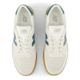 Championes New Balance modelo CT500, color crema con detalles en verde azulado y suela color caramelo.