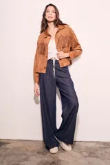 Camisa color camel de gamuza vegana con corte oversize y flecos en el pecho.