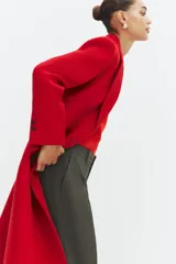 Abrigo entallado de Zara Woman Collection confeccionado en mezcla de lana, con cuello de solapa, manga larga con hombreras, falsos bolsillos de solapa y cierre frontal con botones.