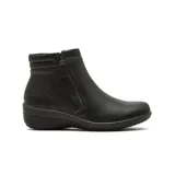 Bota corta de cuero sintético color negro, con diseño de caña media, cierre lateral y suela de goma con plataforma baja.
