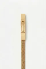 Cinturón fino de metal dorado con diseño de malla flexible y hebilla rectangular con detalle central alargado.