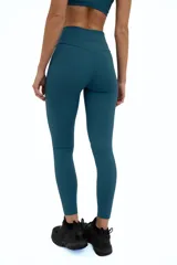 Calza larga de lycra color azul petróleo, con cintura alta y corte ajustado.