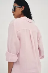 Camisa de lino 100% de la colección Zara Woman, color rosado, con cuello solapa, manga larga con puño, bolsillo de parche en el delantero y cierre frontal con botones.