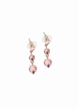 Par de aros colgantes dorados con tres strass rosados en forma de lágrima. Cierre de tuerca a presión.