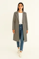 Tapado de corte recto y largo midi, con solapas clásicas y cierre frontal de un botón. Presenta un estampado de microcuadros en tonos gris y negro.