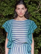 Blusa color mostaza con cuello redondo y mangas cortas con volados.