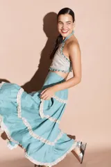 Falda larga negra de lino con volados en distintos niveles, cada uno con un borde brillante.