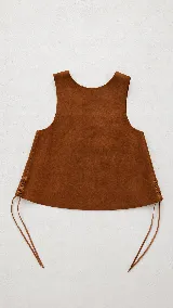 Chaleco de cuero color marrón con diseño oversize, cuello redondo y laterales abiertos con cordones ajustables.