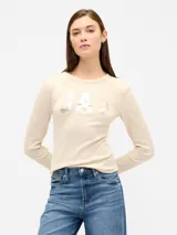 Remera de manga larga confeccionada en tejido tipo waffle color crema, con cuello redondo y logo de la marca estampado en el frente con efecto metalizado.