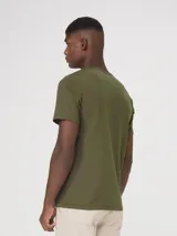 Camiseta celeste de corte slim, cuello redondo y manga corta.