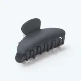 Set de dos pinzas para el pelo tipo cangrejo, una en color negro mate y otra con estampado carey.