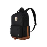Mochila urbana de lona en color beige con base en verde oliva y detalles en naranja. Cuenta con un compartimento principal con espacio para laptop, un bolsillo frontal con cierre, dos bolsillos laterales porta botellas, correas ajustables y asa superior.