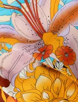 Bandana cuadrada de satén estampado con diseño floral, marca Barrington. Medidas 70cm x 70 cm.