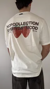 Remera blanca de corte regular, con estampa en la espalda que presenta la leyenda "VCP COLLECTION EVERYDAY MOOD" junto a un gráfico de fresas.