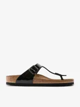 Sandalias Birkenstock modelo Gizeh, color negro charol, con plantilla anatómica de corcho y suela de goma.