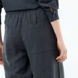 Pantalón palazzo color azul marino, de tiro alto con cintura elástica y diseño amplio de perneras rectas.