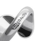 Anillo de aleación de metales bañado en plata, con diseño abierto en espiral de formas orgánicas.