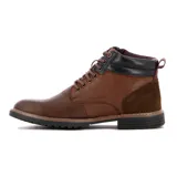 Bota casual de hombre en color marrón, con diseño acordonado y cierre lateral. Presenta detalles en cuero negro en la parte superior del tobillo y refuerzo de gamuza en el talón, con suela de goma antideslizante.