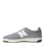 Championes urbanos New Balance modelo 480 Lifestyle, color gris con detalles en blanco. Presentan una combinación de gamuza y malla en la capellada, con el logo 'N' característico en los laterales y suela de goma plana.