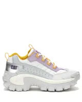 Championes Cat modelo Intruder, con diseño robusto y suela dentada de gran tracción. Presenta una combinación de colores blanco, lila y detalles en amarillo, con logo de la marca en el lateral y la lengüeta. Confeccionados con capellada de cuero recubierta con PU y entresuela de EVA.