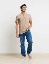 Camisa de manga corta con cuello mao y cierre frontal parcial con botones de coco. Confeccionada en una mezcla de lino y algodón.