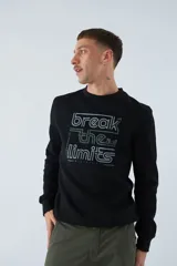 Buzo negro de felpa con cuello redondo, puños y mangas largas. Presenta un estampado con la frase "break the limits" y logo en goma.