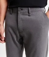 Pantalón slim cropped de sastrería color azul marino, con cintura con trabillas, bolsillos delanteros y traseros.