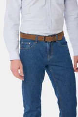 Pantalón de jean clásico de corte recto, color azul denim, con bolsillos traseros y costuras en contraste.