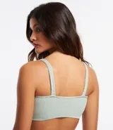 Soutien modelo top, hecho en microfibra color verde agua. Prenda sin relleno, con aro, sin costura y con textura acanalada.