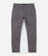 Pantalón masculino de corte skinny confeccionado en sarga de algodón con elastano. Presenta cierre frontal con botón y cremallera, cintura con trabillas y bolsillos laterales y traseros.