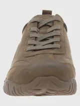 Zapato urbano de estilo outdoor confeccionado en cuero marrón con detalles de malla y perforaciones laterales. Cuenta con suela tecnológica Spinal Flex de goma para mayor amortiguación y soporte.