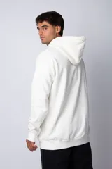 Buzo canguro oversize de tela friza, color negro, con capucha, cordones ajustables con logo y bolsillo frontal tipo canguro.