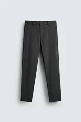 Pantalón chino negro slim fit de corte recto, con bolsillos frontales, trabillas para cinturón y cierre frontal con cremallera y botón.