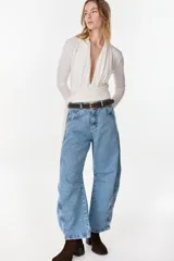 Pantalón de denim tipo jean color verde militar, de tiro medio y corte holgado con diseño wide leg.