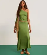 Pollera midi evasé color verde oliva, confeccionada en tejido rib con viscosa certificada y bajo asimétrico.