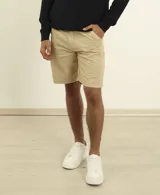 Bermuda de gabardina azul oscuro, corte recto, con bolsillos laterales y traseros.