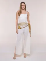 Pañuelo rombo de gasa con estampado de rayas en tonos marrón, mostaza, blanco y beige, de tejido satinado y acabado suave.