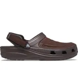 Zuecos Crocs modelo Yukon Vista II, color marrón, con parte superior de piel sintética, costuras decorativas y correa ajustable en el talón.