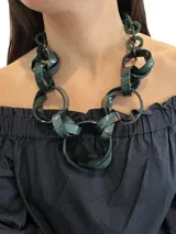 Collar corto con eslabones grandes de resina color beige y blanco. Cierre con mosquetón y cadena para regular el largo.