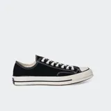 Zapatillas Converse Chuck 70 OX de lona negra con cordones blancos y suela de goma color crema.